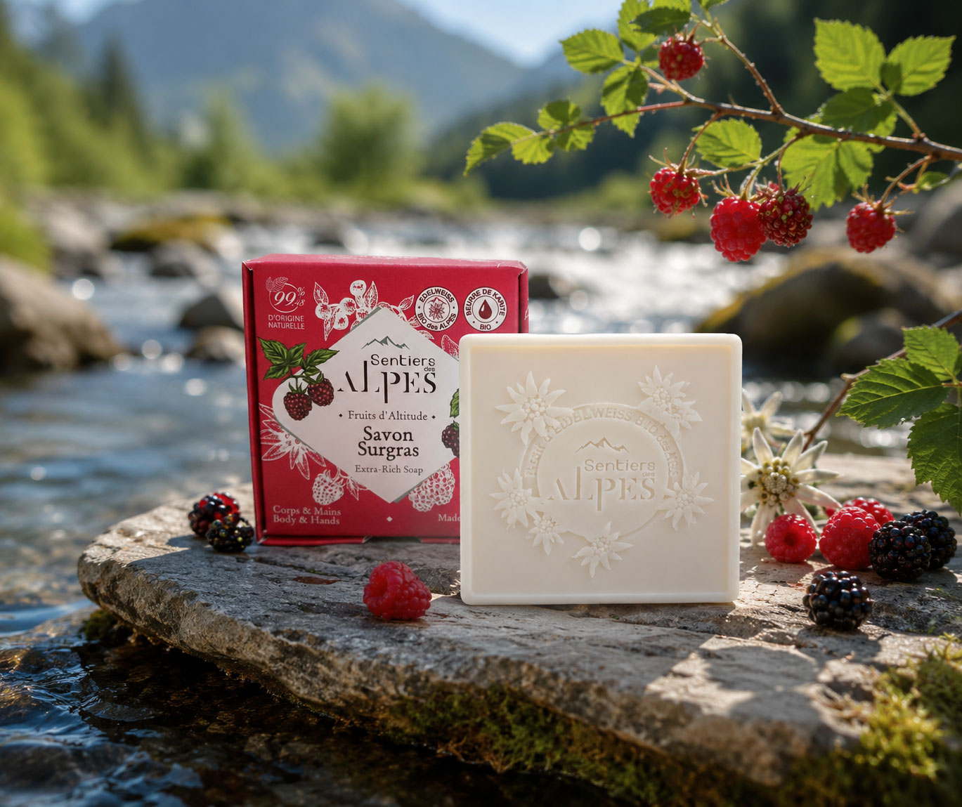 Savon surgras Fruits d’Altitude 100 g et son étui rouge dans un décor alpin