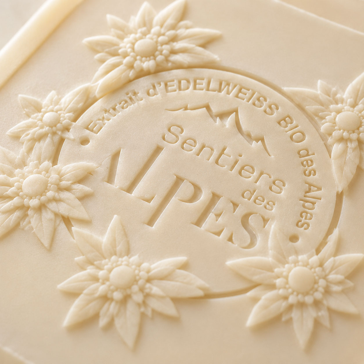 Détail de la gravure « Extrait d’EDELWEISS BIO des Alpes » sur le savon