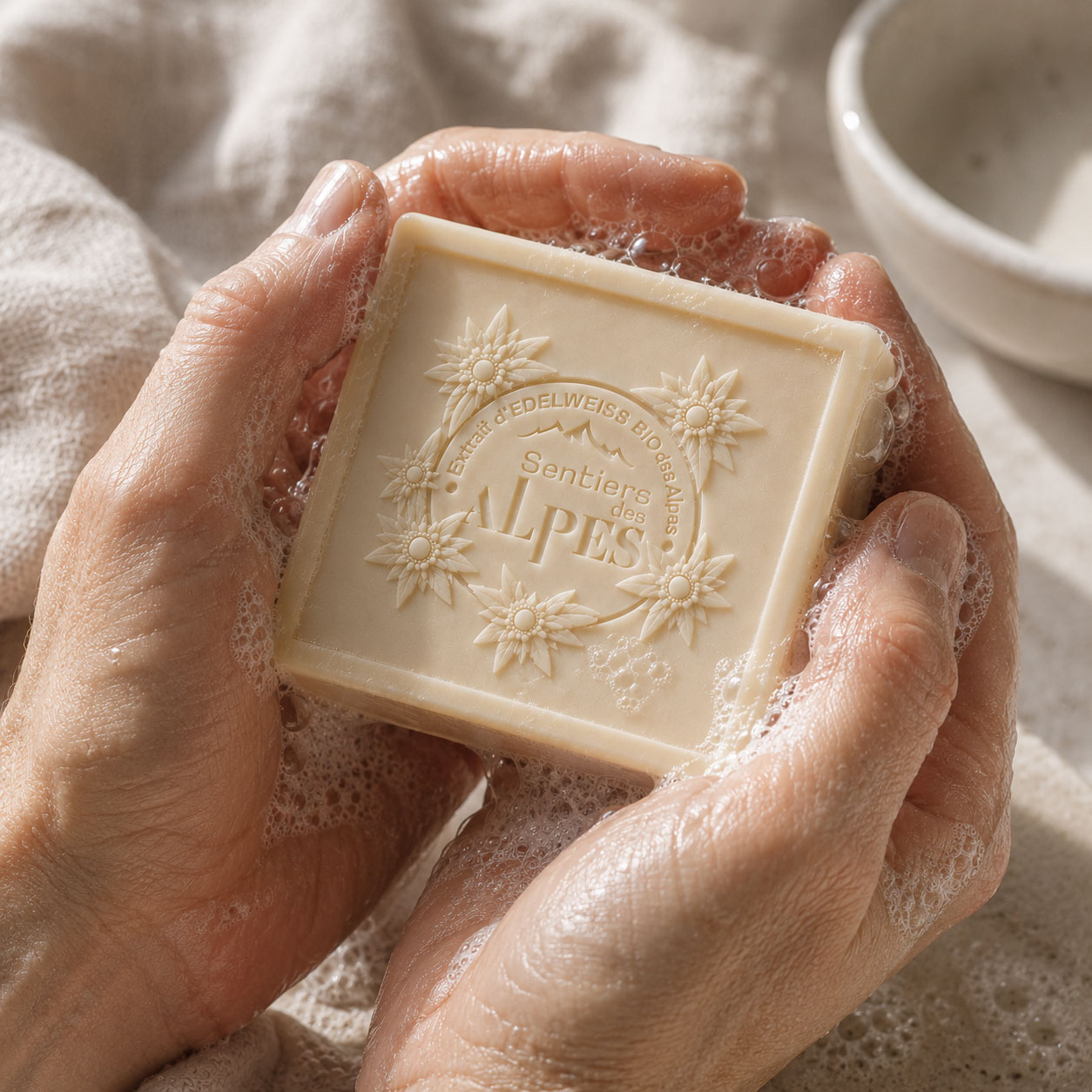 Savon surgras au lait d’ânesse tenu entre les mains avec une mousse légère