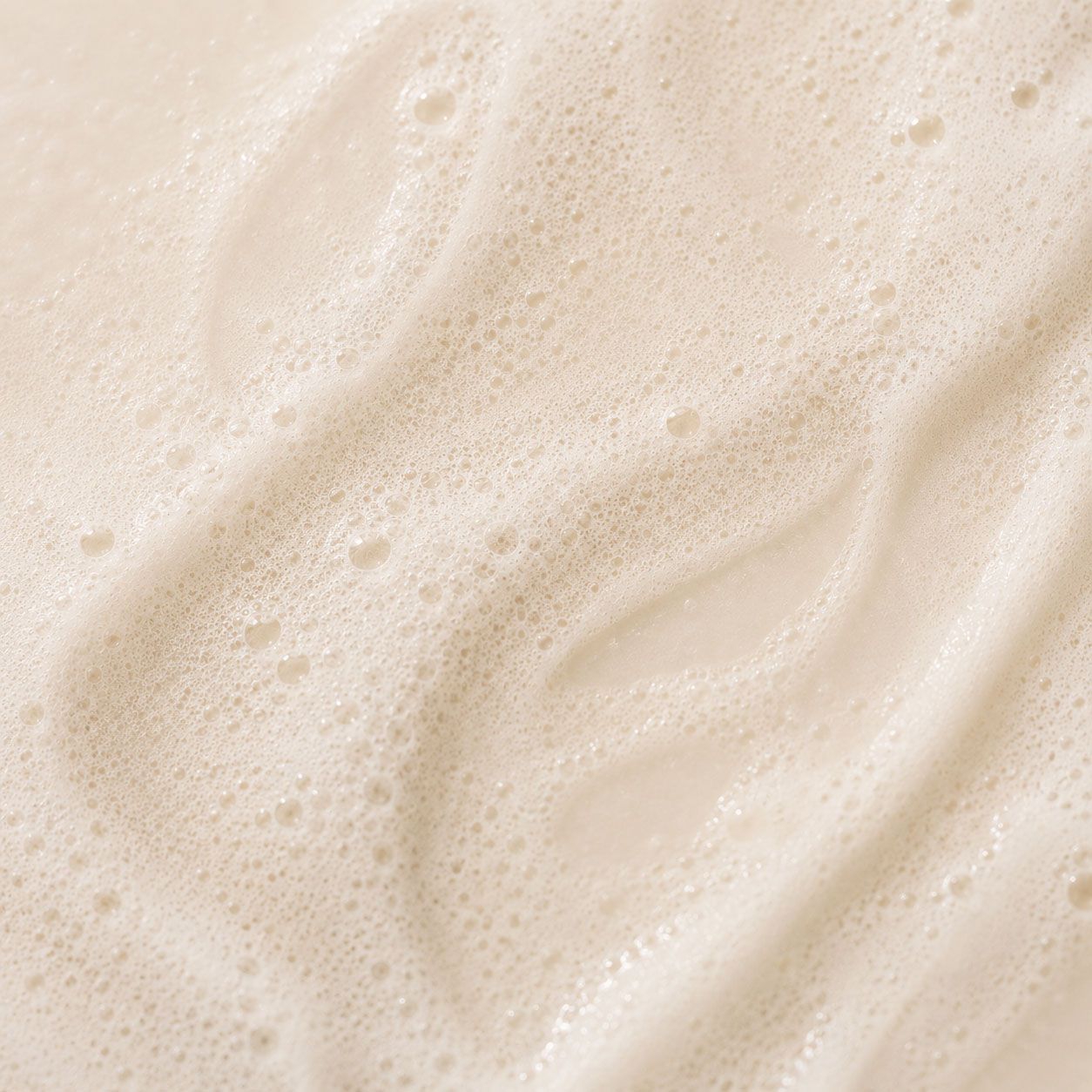 Texture moussante du savon surgras au Lait de Chèvre - Sentiers des Alpes