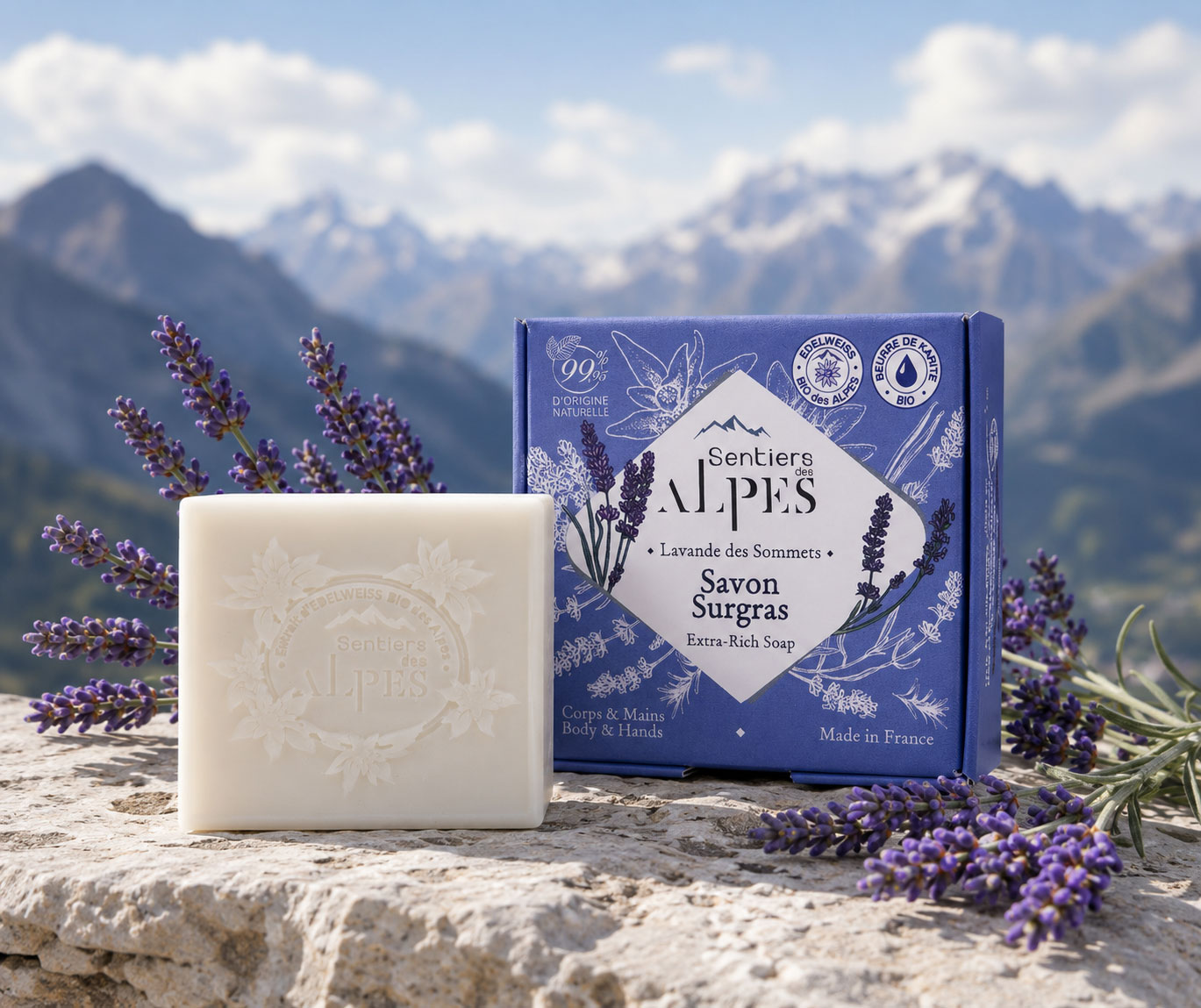 Savon surgras Lavande des Sommets et son étui bleu devant un paysage alpin