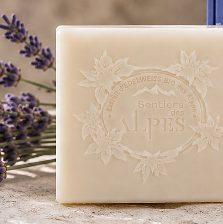 Gros plan sur la gravure à l’edelweiss du savon Lavande des Sommets