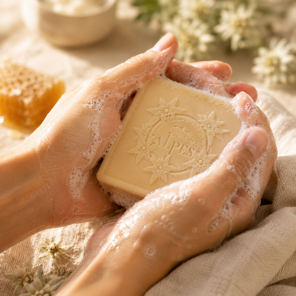 Texture moussante du savon surgras Miel d'Edelweiss - Sentiers des Alpes